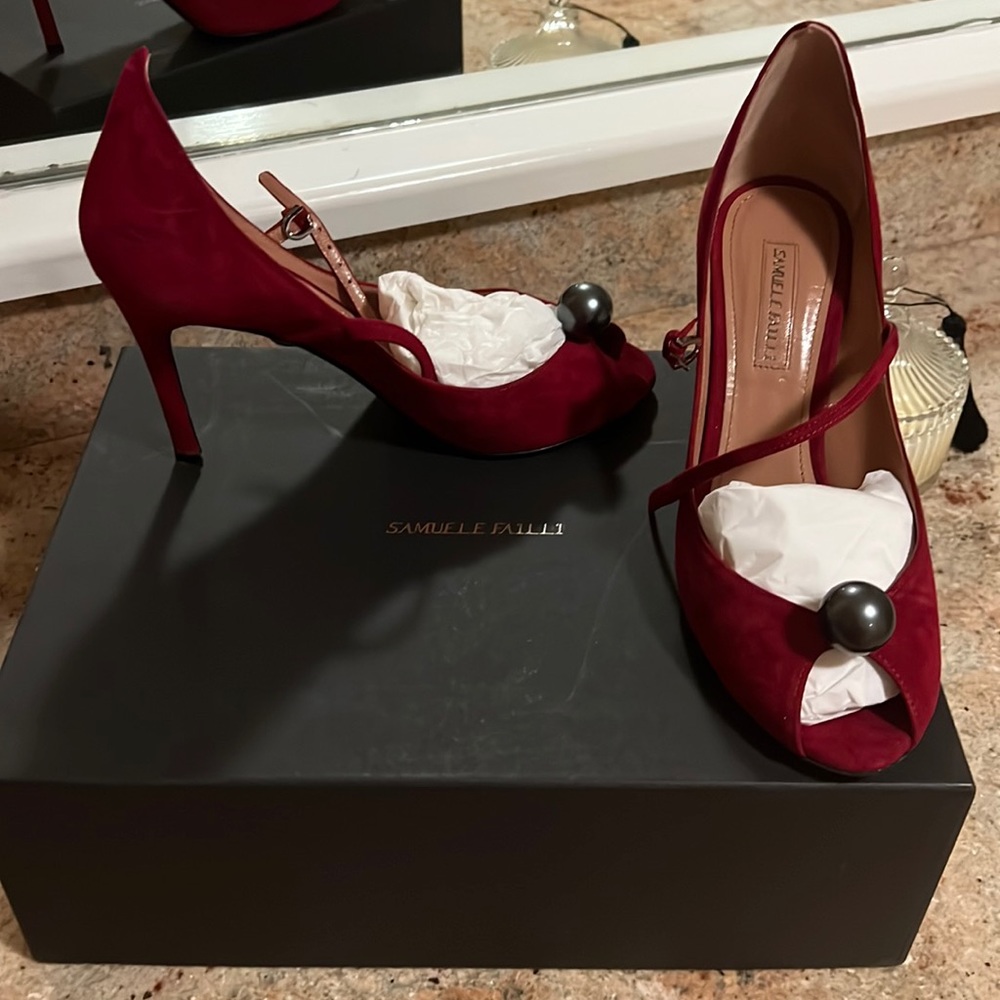 Unique sofy suede sandals